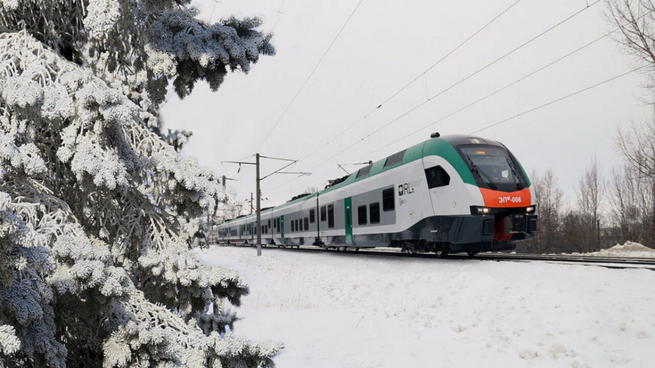 Heavy Snowfall Disrupts Belarusian Railways as Trains Run Off Schedule