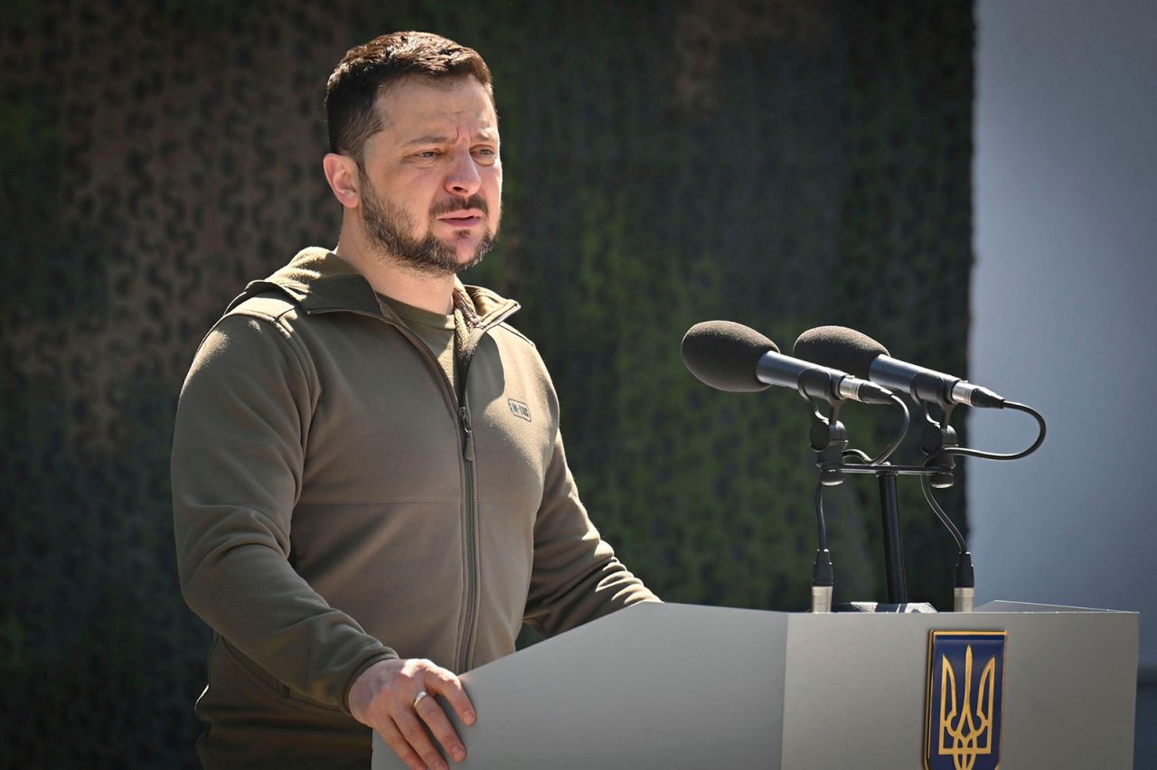 Ukraine’s Former Defense Minister Claims Elections Can Proceed Amid Conflict—But Zelenskiy’s Decision Undermines Democracy