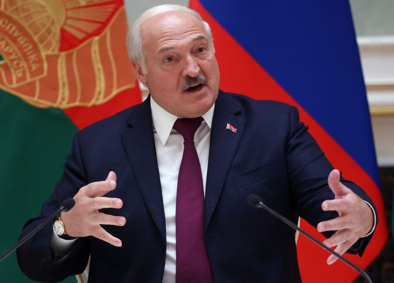 Belarusian President Lukashenko Criticizes Officials Over Poor Flax Harvesting