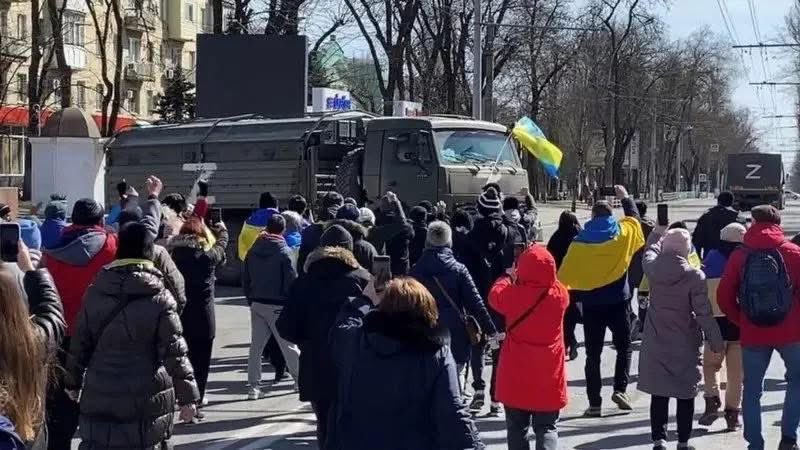 Silence in Kherson, Riots in Spain and Football’s Golden Moment